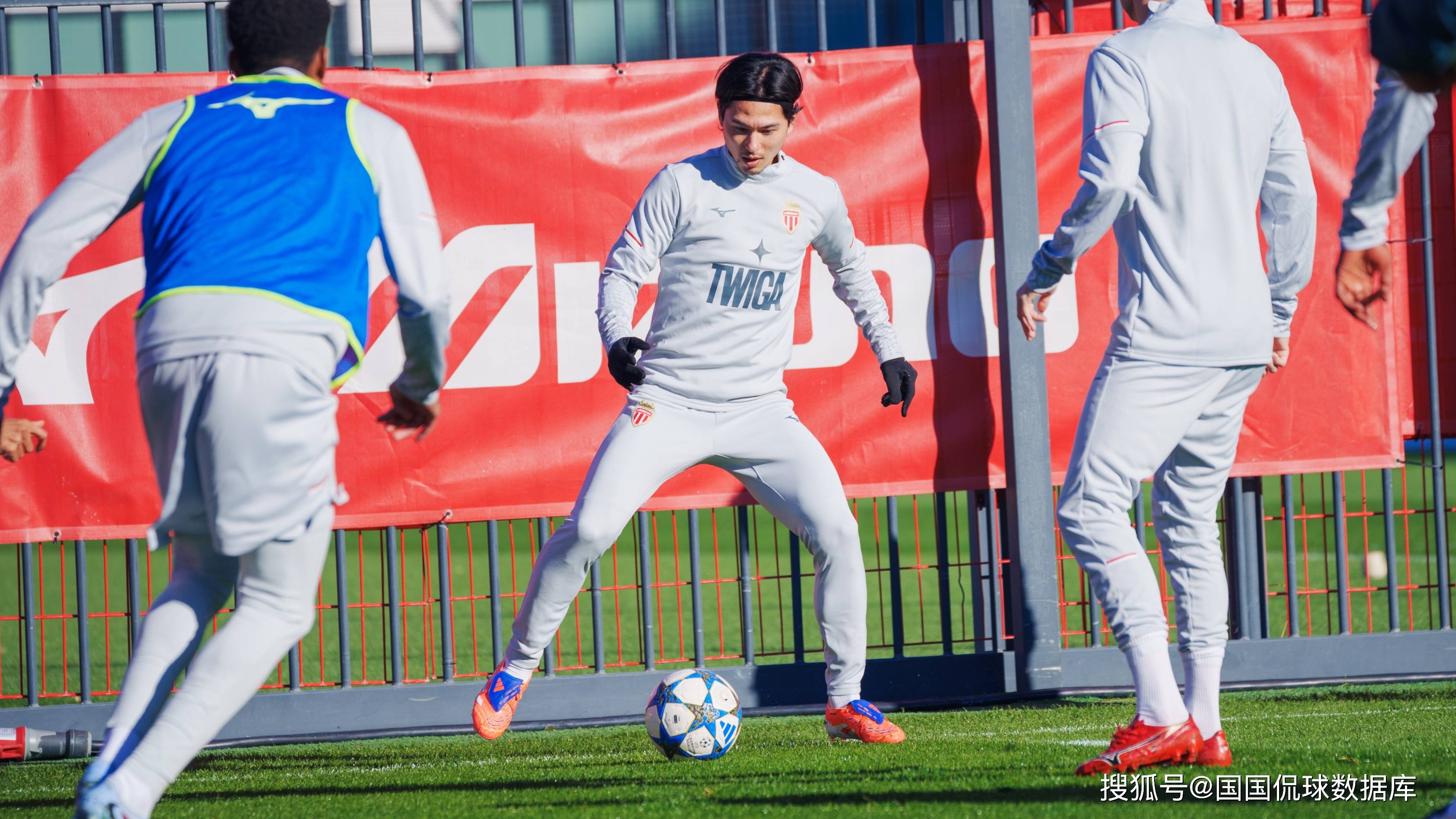 包含本菲卡内部会议纪要流出：转会期复出首秀，西甲使命明确，球探报告显示潜力的词条