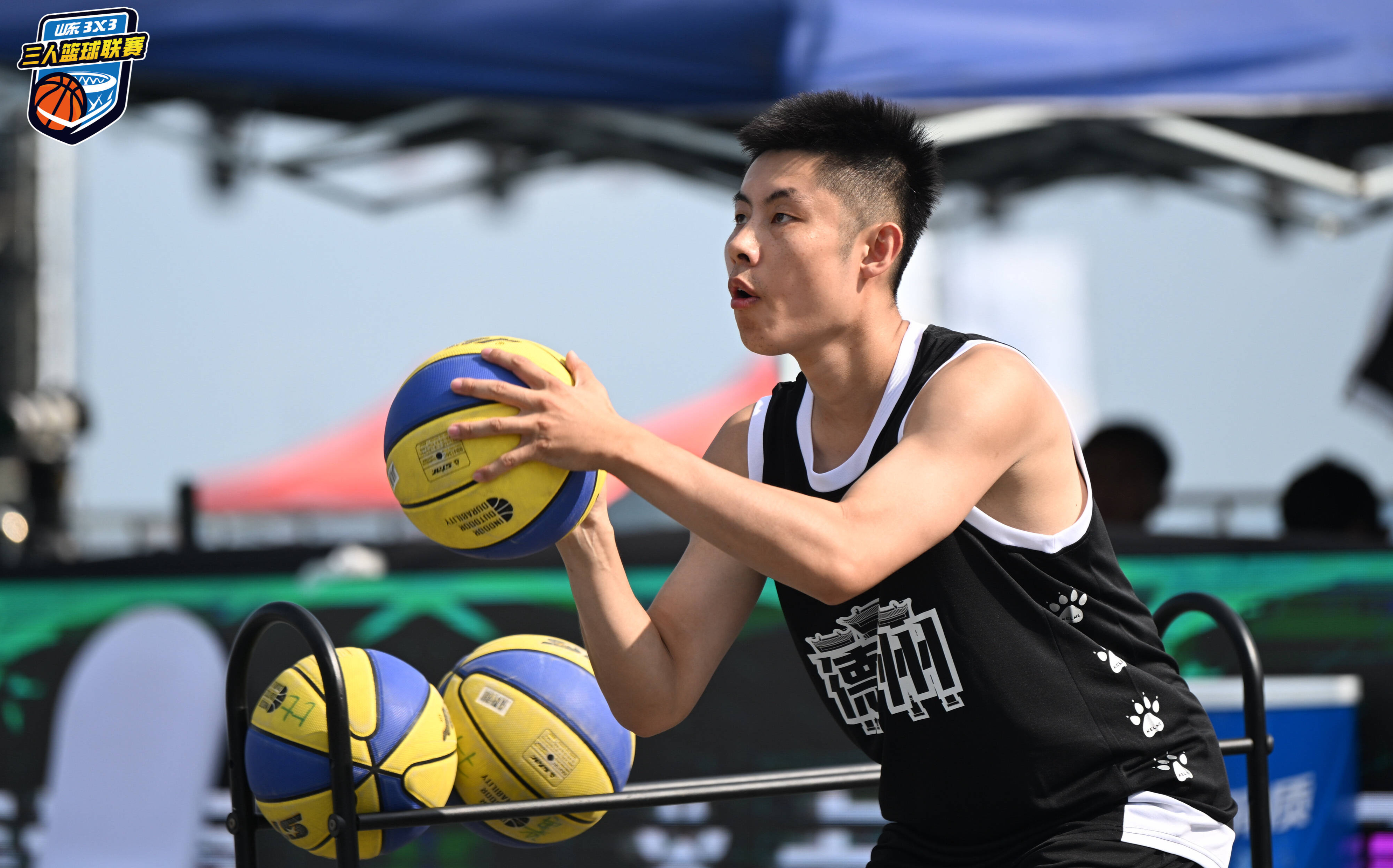 英雄联盟新英雄-上海海港训练开放日，国际比赛日战术微调引欢呼，欧篮联在即，球探报告显示潜力